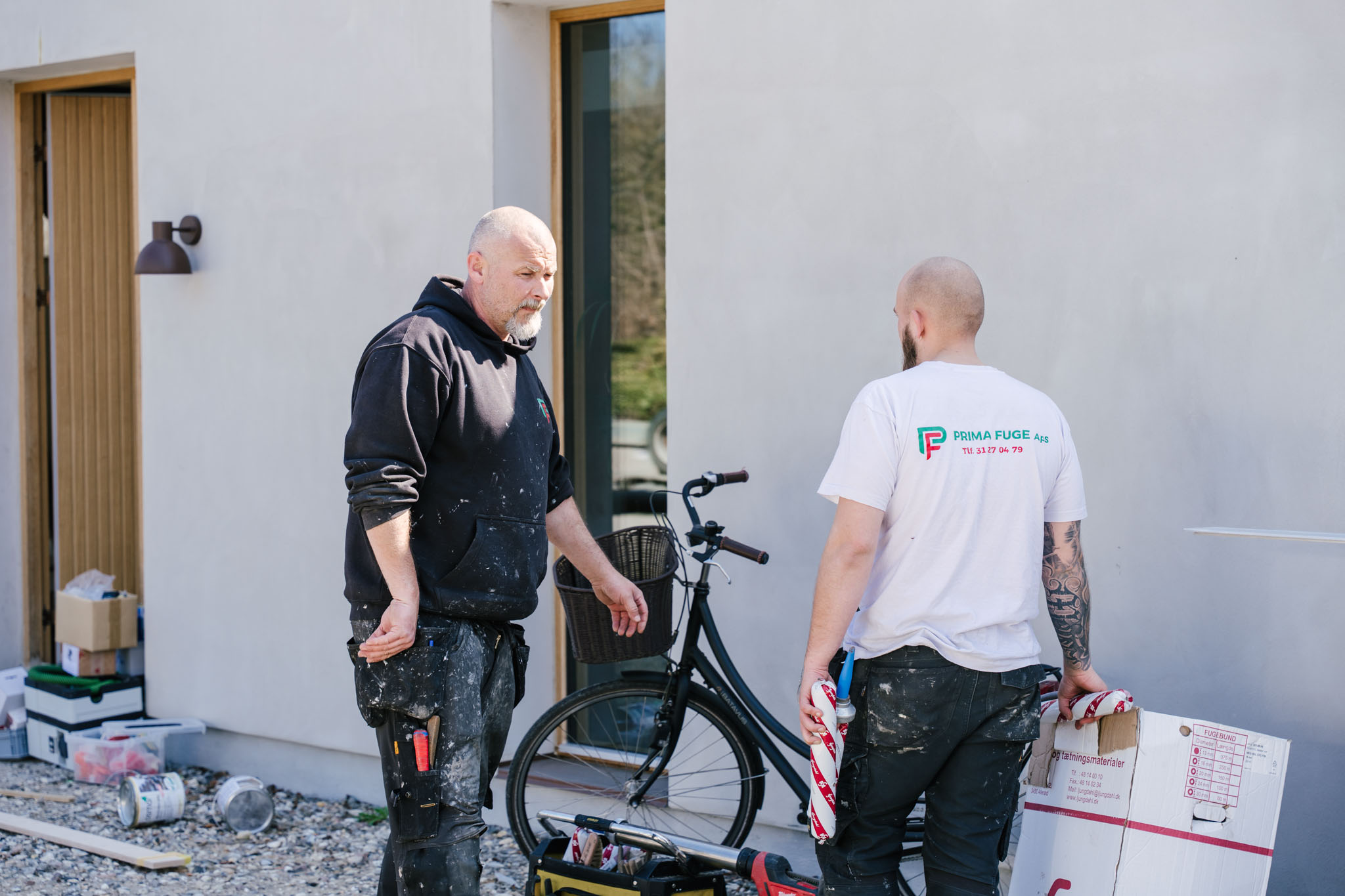 Søren og kollega snakker foran villa — silikonefuger på Sjælland